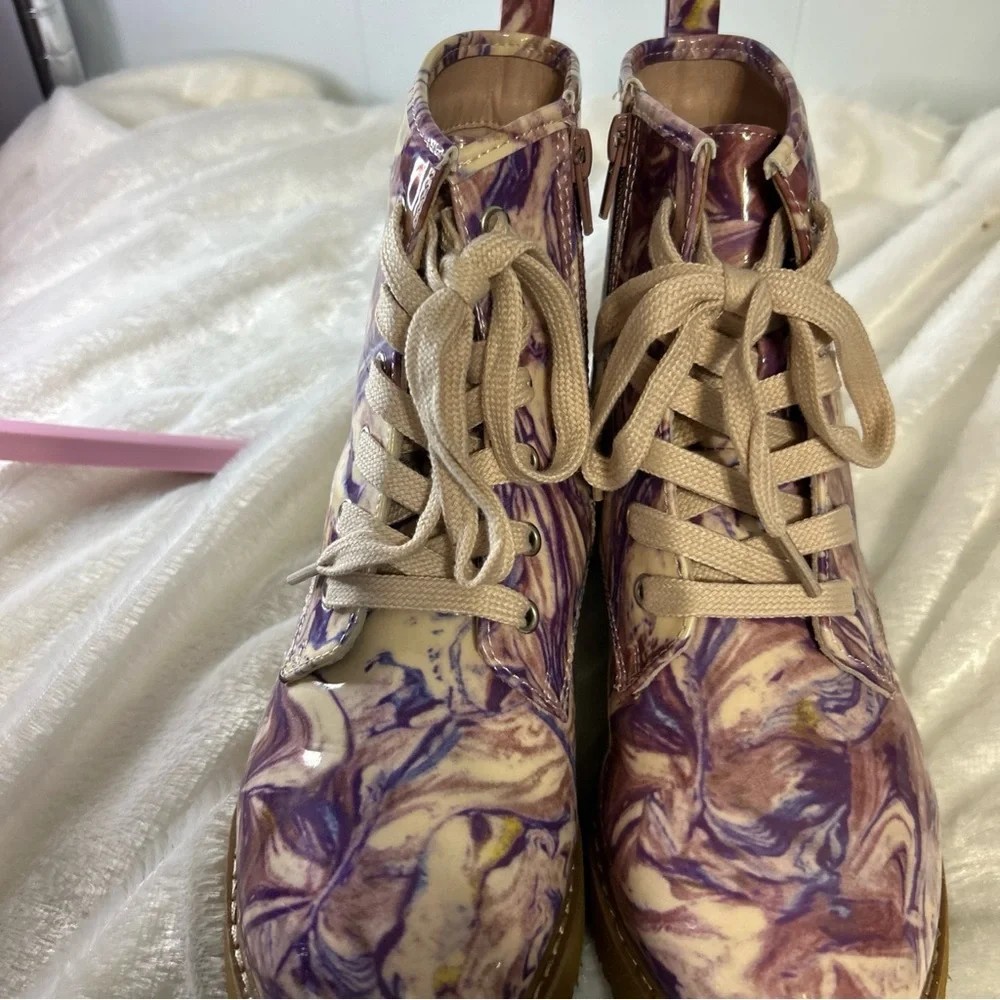 Steve Madden size 5 Stylish‎ Purple and Cream kids Boots